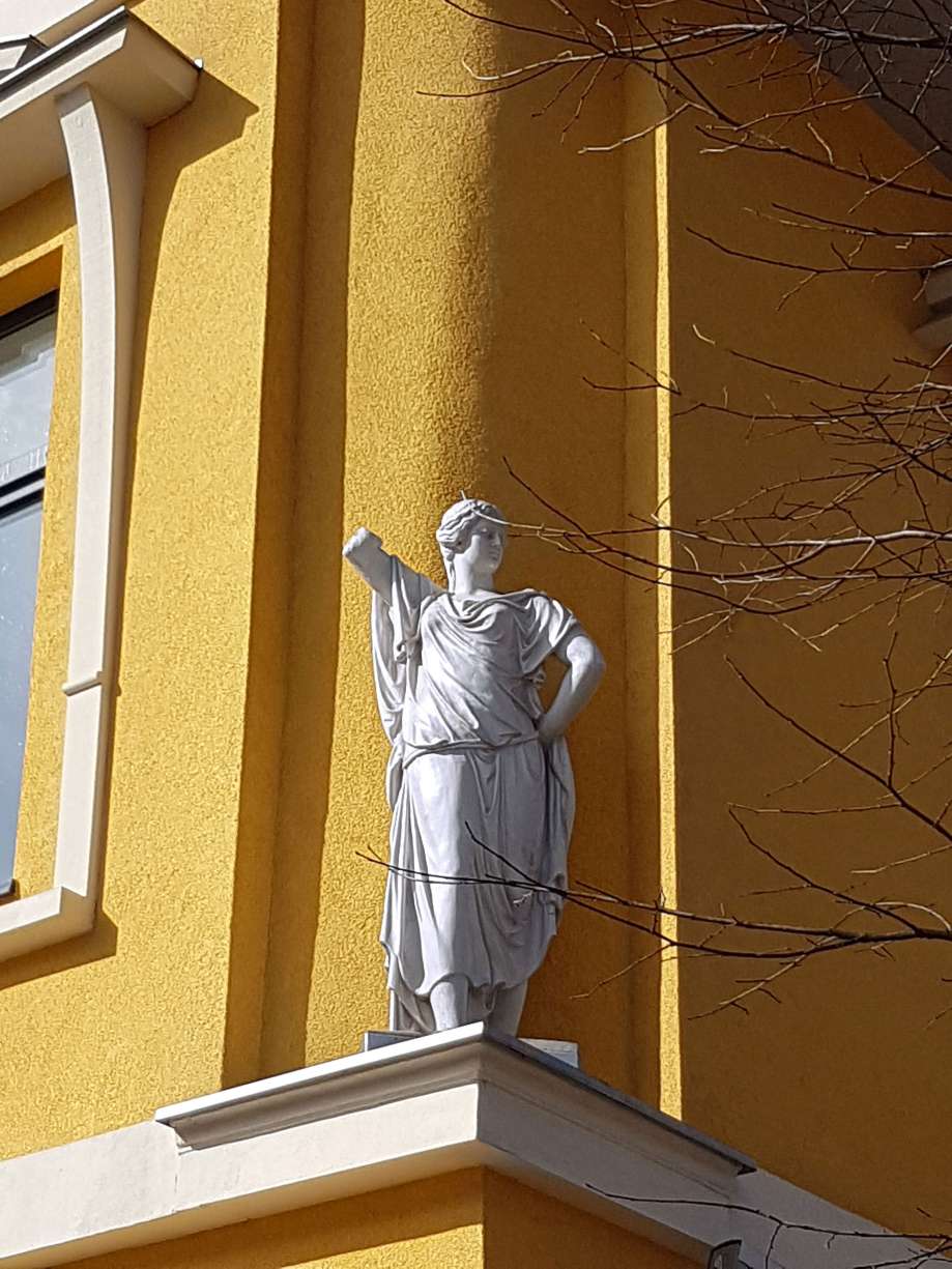 socha na priečelí budovy v Poprade