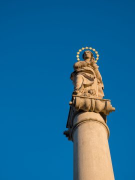 Mariánsky stĺp so sochou Immaculaty