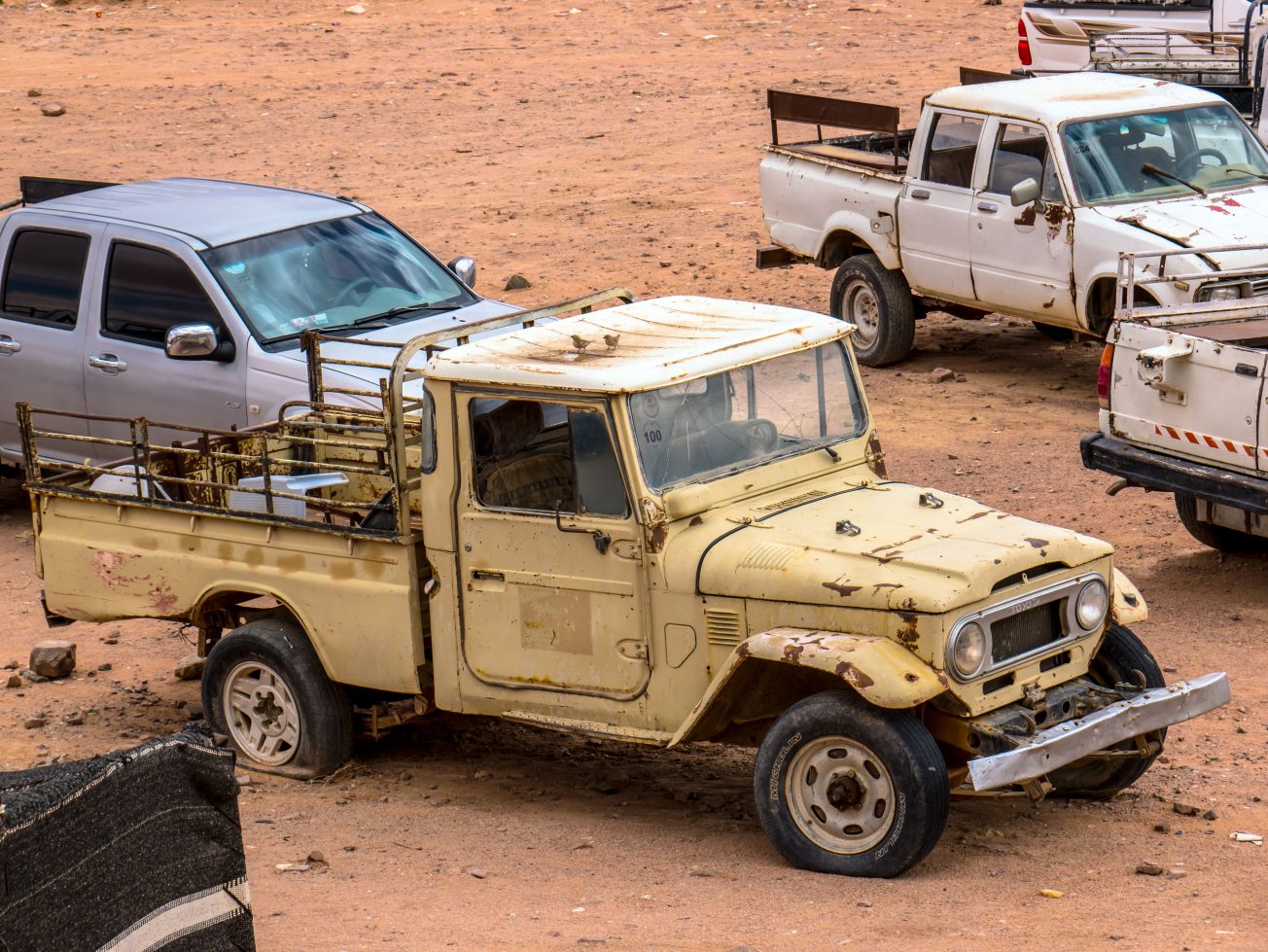 Staré auto na púšti v Jordánsku