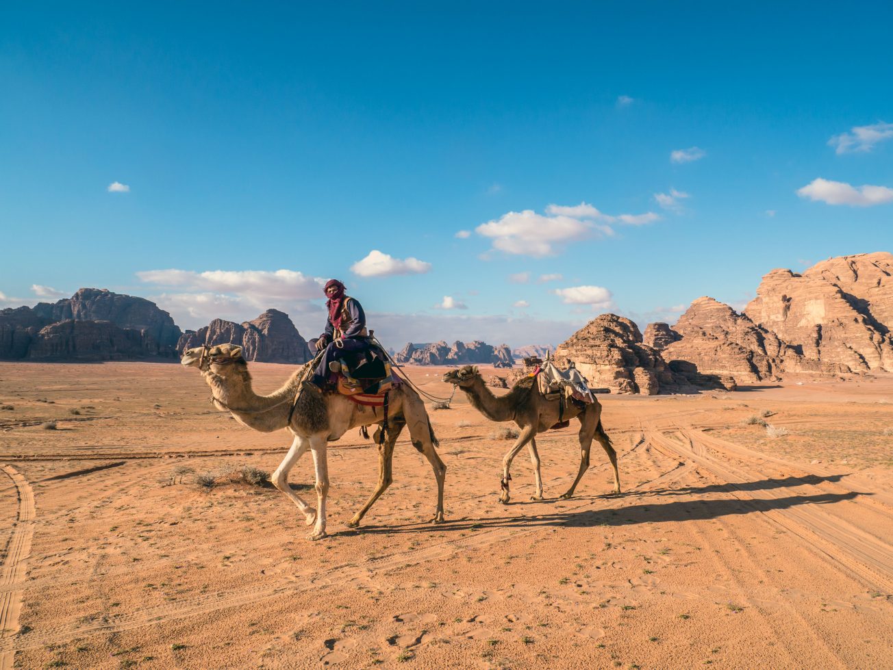 Beduín na ťave v jordánskej púšti