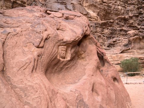 Vytesaná tvár v skale