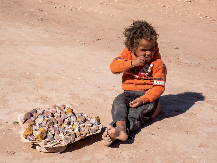 Beduínsky chlapec predávajúci suveníry