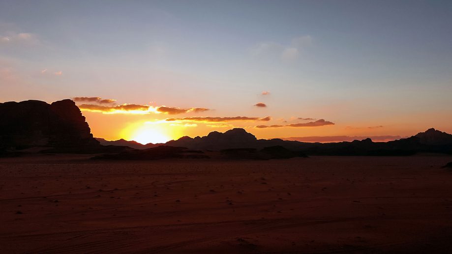 Západ slnka na púšti Wadi Rum