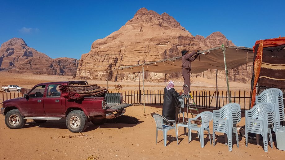 Stavanie stanu v púšti Wadi Rum