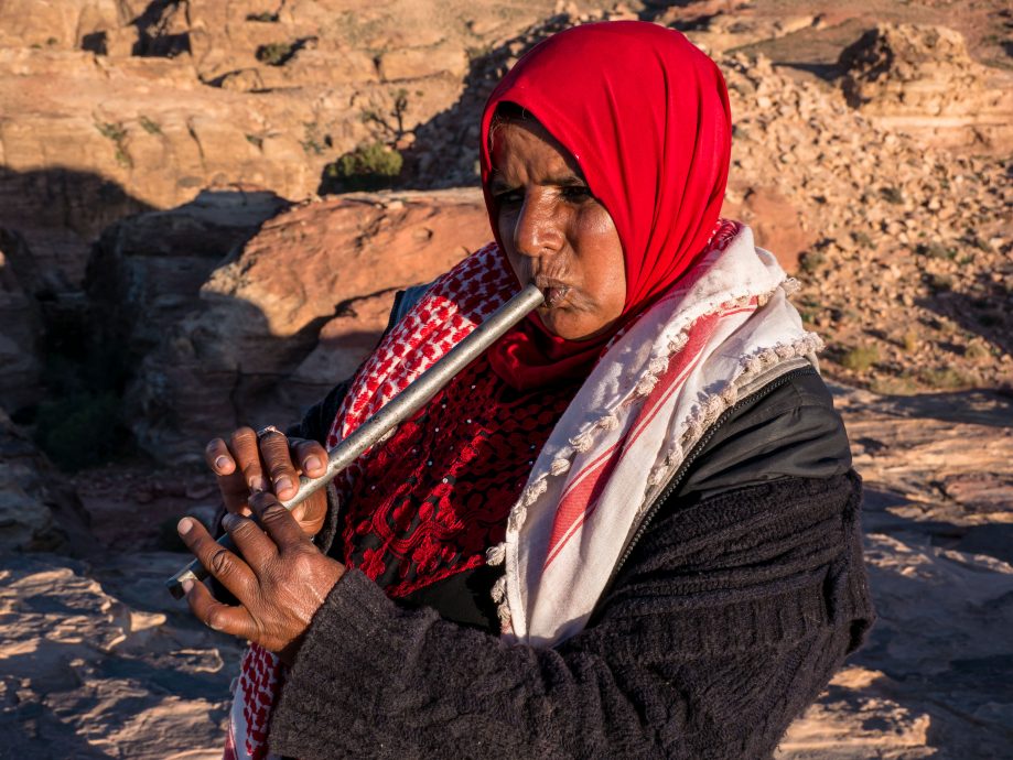 Jordánska beduínka s píšťalkou