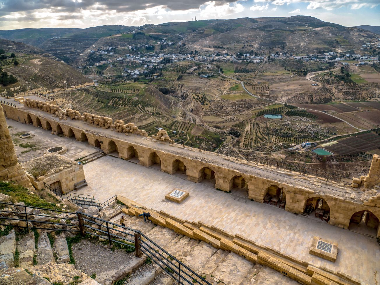 Stredoveký hrad s výhľadom na údolie Jordánu