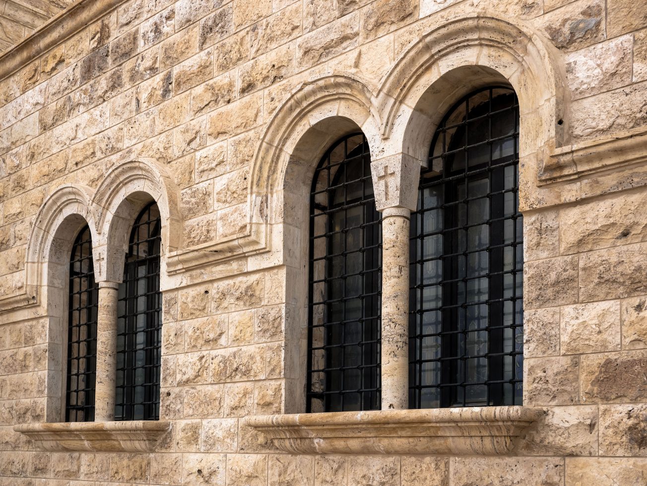Klenuté kamenné okná