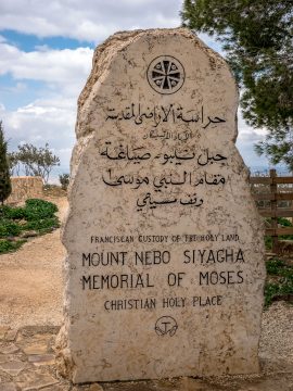 Pamätný kameň na hore Nebo, Jordánsko
