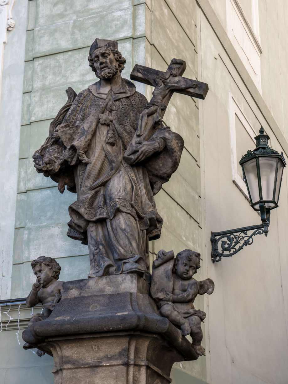 Kamenná socha sv. Jana Nepomuckého